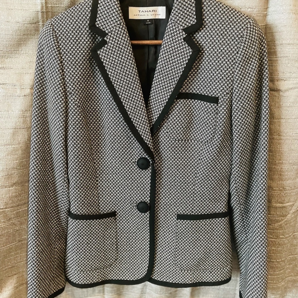 Women’s Tahari Arthur S divine black and gray checkered jacket-size 4 petite